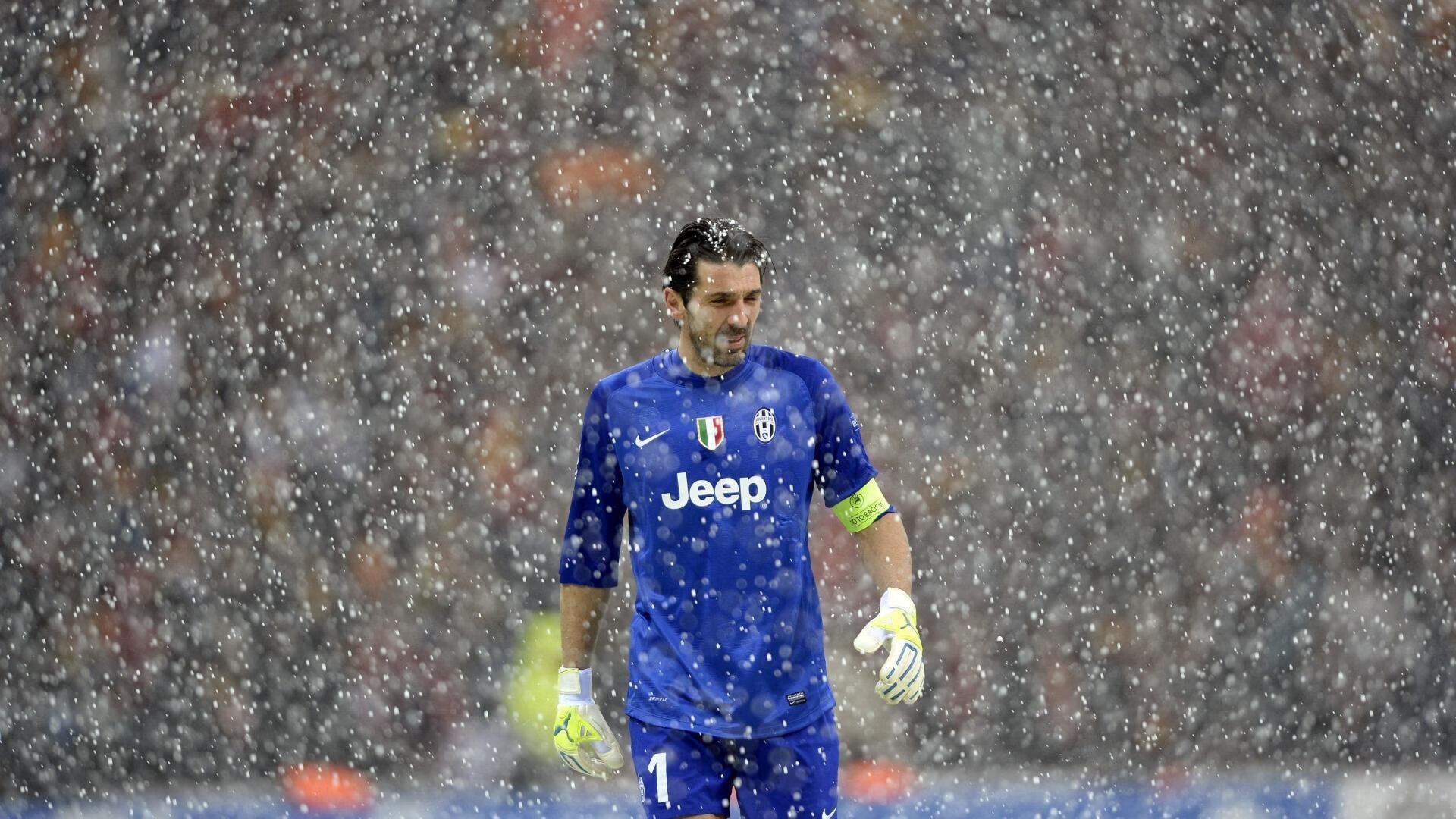 欧冠决赛巅峰对决，皇家马德里加时绝杀利物浦，第15次捧起大耳朵杯